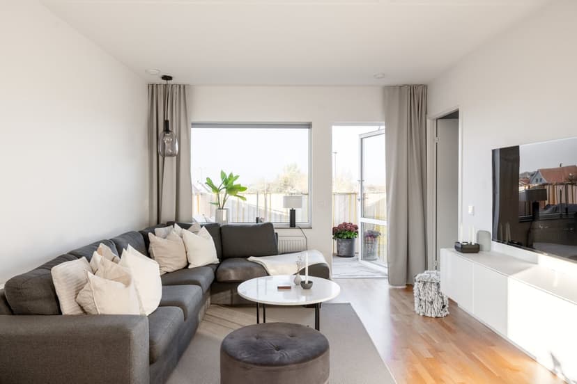 Högalidsvägen 53D, Trelleborg - ¡Luminoso apartamento de tres habitaciones con planta abierta y balcón soleado orientado al oeste!